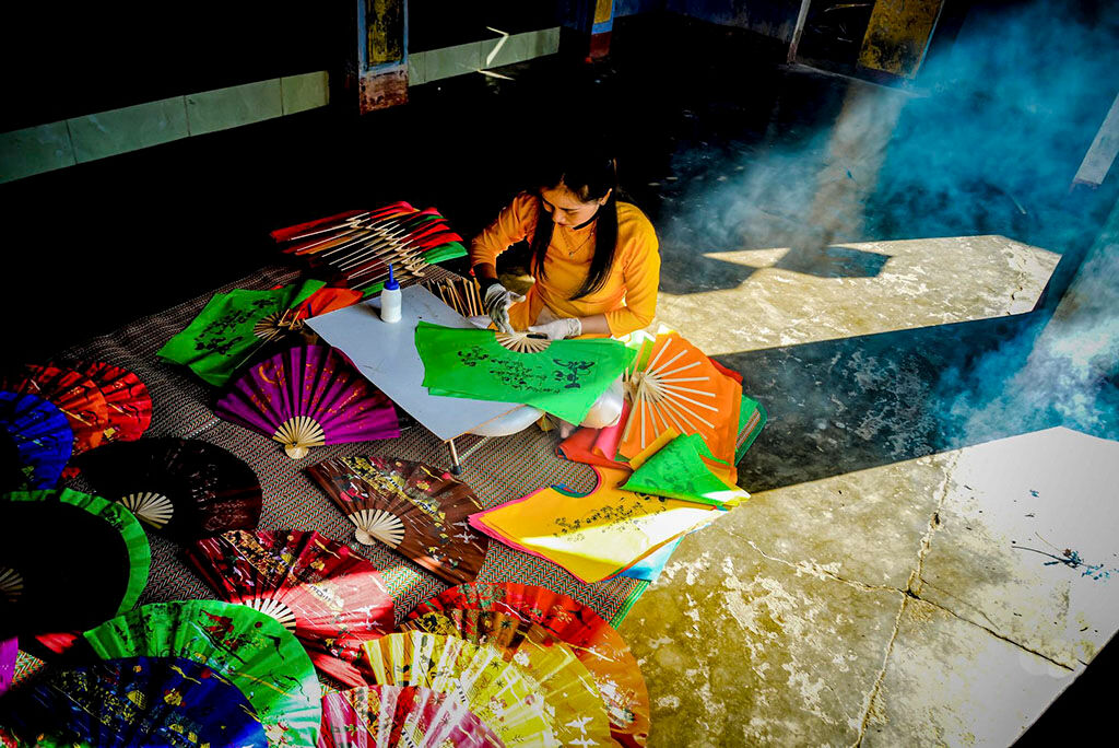 Photograph the creative spirit of Hue’s fan-making sessions